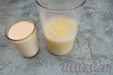 Пробить погружным блендером дыню и банан до однородной массы (на пробивание до однородности потребуется примерно 2 минуты). Отмерить 200 миллилитров молока.