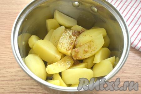 Получившийся соус переливаем к остывшему картофелю.