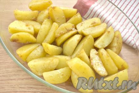 Аккуратно перемешиваем картофельные дольки с соусом и перекладываем в форму для запекания.