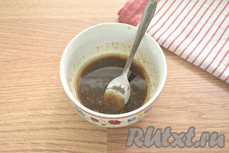 Содержимое миски тщательно перемешиваем и соус для картошки готов.