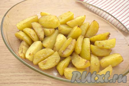 Отправляем форму с картошкой в разогретую до 200 градусов духовку и запекаем минут 20. Готовность можно проверить, проколов картофельные дольки ножом, если они легко прокалываются, значит блюдо готово.