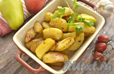 Мягкую, вкусную, ароматную картошку, запечённую в соевом соусе с чесноком, достаём из духовки и в горячем виде подаём к столу в качестве самостоятельного блюда или в качестве гарнира к мясу, рыбе, птице.