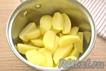 Картошку очищаем, разрезаем, в зависимости от размера, на 3-4 дольки, перекладываем в кастрюлю, заливаем полностью холодной водой и ставим на огонь.