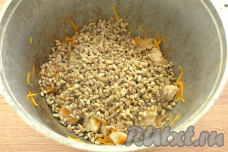 К курице и овощам перекладываем промытую перловку.