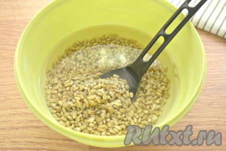 Отмеряем нужное количество перловой крупы, перекладываем её в миску, заливаем 2 стаканами холодной воды и оставляем на несколько часов, а лучше всего на ночь. Затем крупу тщательно промываем под проточной водой, даём лишней воде стечь. Благодаря предварительному замачиванию, перловка сварится гораздо быстрее.