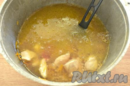 Перловку с курицей и овощами заливаем 3 стаканами тёплой кипячёной воды, перемешиваем, даём воде закипеть, уменьшаем огонь и накрываем казан крышкой.