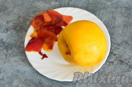 Персик очистить от шкурки.