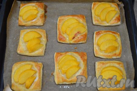 Готовые слойки поднимутся и подрумянятся.