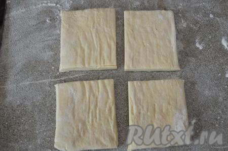 У меня тесто было в двух квадратных пластах. На припылённом мукой столе разрезать каждый пласт теста на 4 квадрата.