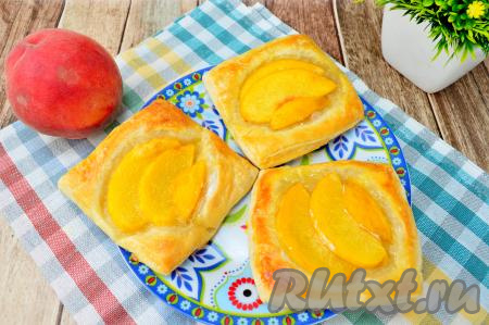 Аппетитные слойки,&nbsp; приготовленные с кусочками свежих персиков, достать из духовки и можно сразу подавать их к столу. Кстати, эта вкусная, сочная и одновременно приятно похрустывающая выпечка хороша и в остывшем виде.
