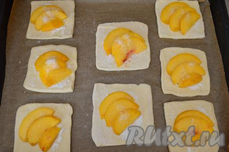 Присыпать кусочки персиков сверху сахаром. Мне на 8 слоек понадобилось 2 чайных ложки сахара. Если персики не очень сладкие, тогда возьмите больше сахара.