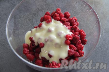 Затем переложить малину в миску, добавить сгущённое молоко.