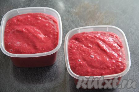 Разложить получившуюся ягодную массу по пластиковым контейнерам (я разложила по 3 контейнерам объёмом по 200 миллилитров), закрыть крышками и отправить в морозилку.