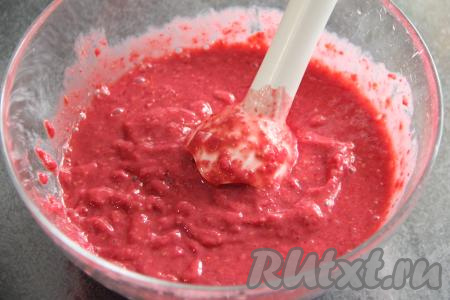 Пробить малину со сгущёнкой погружным блендером до однородности.