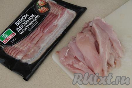 Куриное филе промыть водой, обсушить его, а после этого нарезать на длинные брусочки толщиной 2-3 сантиметра.&nbsp;