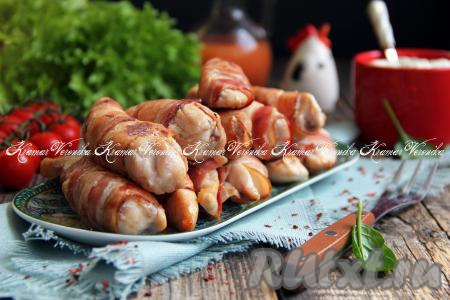 Готовое куриное филе в беконе переложить со сковороды на тарелку и подать в горячем виде. Мясо получается вкусным, сочным и нежным, в качестве дополнения к нему можно подать соус, а также гарнир на ваш выбор или нарезанные свежие овощи.