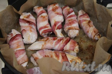 Жарить филе в беконе на среднем огне до золотистого цвета со всех сторон (ориентировочно 10-12 минут). Я часто переворачивала филе, чтобы корочка была красивой и равномерной.