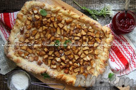 Вкусный, ароматный пирог из слоёного бездрожжевого теста с сочной начинкой из яблок переложить на тарелку, дать немного остыть и подать к столу.