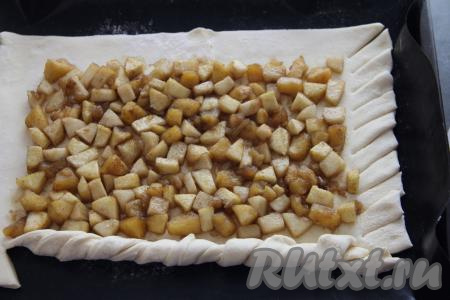 Сформировать бортик пирога (я сделала надрезы по краю теста, а затем свернула их жгутиком).