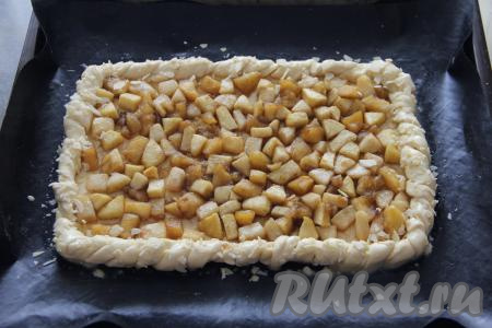 Яичный желток слегка взбить вилкой в небольшой ёмкости, а затем смазать бортики пирога. По желанию, можно присыпать миндальными лепестками. Выпекать пирог с яблоками в разогретой духовке минут 25-30 (до подрумянивания слоёного бездрожжевого теста) при температуре 200 градусов.