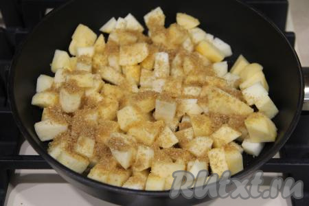 В сковороду выложить сливочное масло, поставить на огонь, растопить, выложить яблоки, добавить сахар (я использовала коричневый сахар, можно взять обычный сахар). Жарить яблоки в сахаре на среднем огне, периодически помешивая, минут 5-7. Кусочки яблок должны стать достаточно мягкими, но при этом хорошо держать форму.