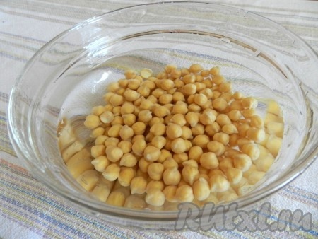 Горох нут замочить на ночь в воде. Утром воду слить, горох промыть, залить чистой водой и поставить варить.