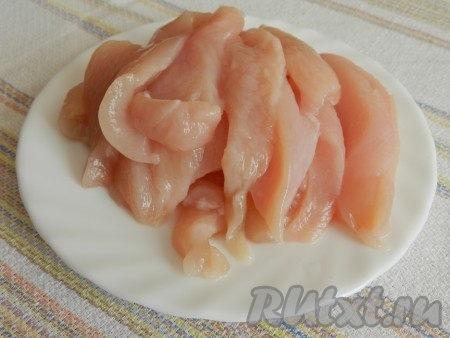 Куриное филе нарезать кусочками.