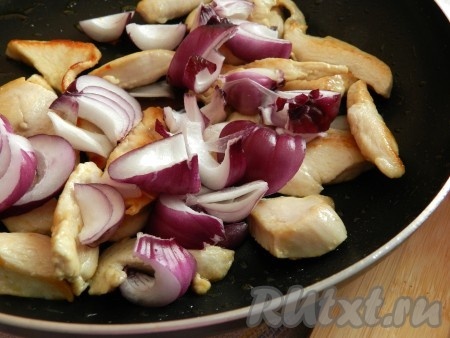 Обжарить в небольшом количестве оливкового масла куриное филе, добавить лук, обжарить вместе.