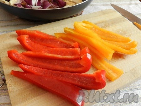 Болгарский перец нарезать полосками для салата.