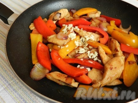 Добавить болгарский перец, быстро обжарить все вместе. Выдавить чеснок, сдобрить перцем, если нужно, можно посолить. Добавить соевый  соус, томатный сок. Тушить 5 минут.