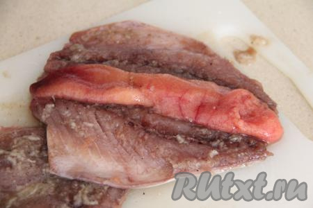 У меня одна скумбрия была с икрой. Я на одну рыбку выложила икру, как следует её подсолив.