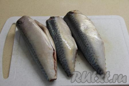 Скумбрию промыть водой, удалить голову, плавники, хвост и внутренности. Хорошо промыть брюшко и удалить чёрную плёнку.