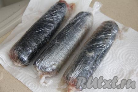 Свернуть скумбрию в рулет, начиная с широкой стороны, затем завернуть в пищевую плёнку, сформировав плотный рулет.