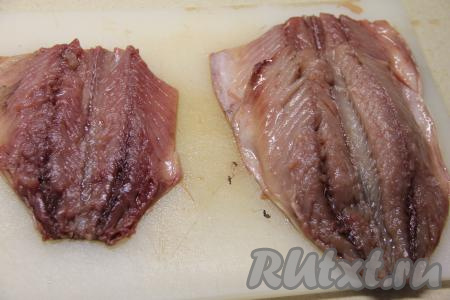 Удалить хребтовую кость и другие косточки, получится филе скумбрии, как на фото.