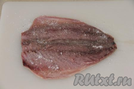 Филе скумбрии выложить кожей вниз. Пряную смесь равномерно распределить по трём филе скумбрии.