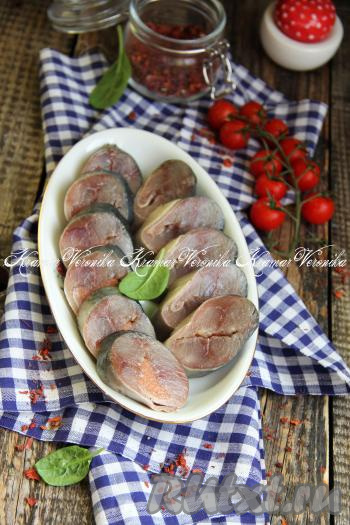 Поместить рулетики из скумбрии на сутки в морозилку. Затем достать в меру солёную, ароматную скумбрию из морозилки, нарезать острым ножом на кусочки, выложить на блюдо и можно подавать к столу. Вот такая аппетитная скумбрия под названием "Мурманское сало" получилась.