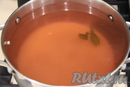 По прошествии 20 минут слить воду из банок в кастрюлю (ягоды, лимон, мята и апельсин должны остаться в банках). В воду, слитую из банок, добавить сахар, перемешать и поставить на огонь.