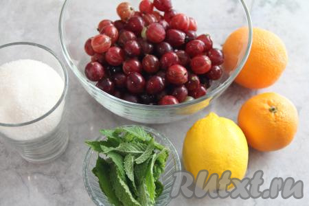 С ягод крыжовника удалить веточки и соцветия, промыть водой, а затем переложить ягодки в дуршлаг, оставить на несколько минут, чтобы стекла лишняя вода. Лимон и апельсин хорошо промыть водой. Листики мяты отделить от веточек, промыть. Для компота будем использовать только листья мяты.