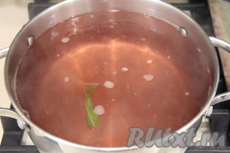 Довести сироп до кипения, а затем проварить его на небольшом огне 2-3 минуты, чтобы сахар растворился.