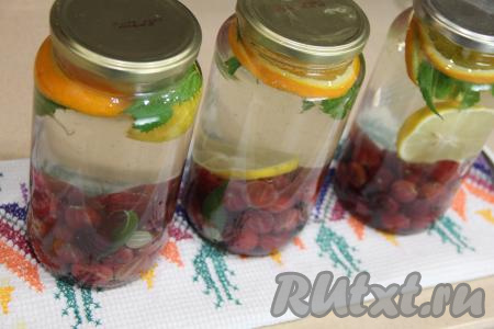 Воду довести до кипения и влить в банки с крыжовником, заполняя их до самого верха. Накрыть банки крышками и оставить на 20 минут.