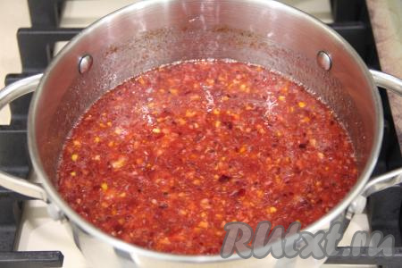 В кастрюлю с ягодно-фруктовой массу добавить сахар, перемешать и поставить на средний огонь.