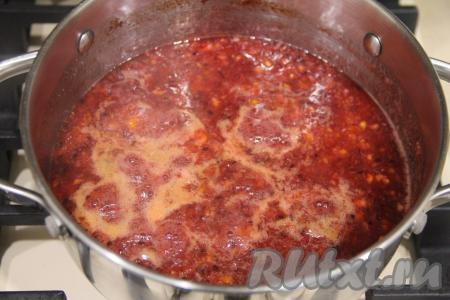 Довести массу до кипения, снять пенку. Готовить варенье из крыжовника с апельсином и лимоном на медленном огне 20 минут, периодически перемешивая.