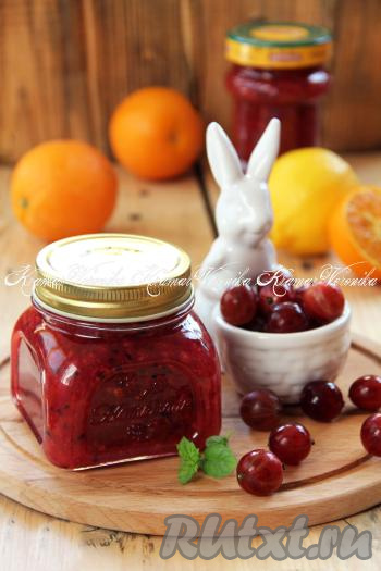 Варенье, приготовленное из крыжовника с апельсином и лимоном, перекрученных через мясорубку, получилось в меру густым, очень ароматным и вкусным. Зимой оно станет прекрасным дополнением к чаю, всем советую сварить его для себя и своих близких!