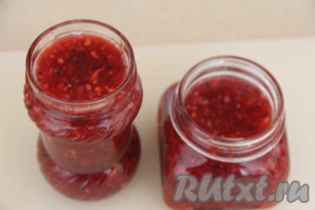 Заранее прокипятить крышки в течение 4 минут с момента закипания воды, простерилизовать банки удобным для вас способом (в этот раз я стерилизовала в посудомойке). Разложить горячее варенье из крыжовника по подготовленным банкам и сразу закрутить их крышками, после этого перевернуть вверх дном, поставив на крышки. Укутать баночки с вареньем в одеяло, а после полного остывания (примерно через сутки) переставить в прохладное место (например, в кладовку или подвал) на хранение. У меня банки нестандартные, получилось 2 банки объёмом по 300 миллилитров, 1 банка объёмом 250 миллилитров и 2 баночки по 200 мл&nbsp; (то есть из указанного количества ингредиентов у меня получился 1 литр 250 миллилитров варенья).