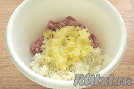 Кабачок моем. Если у кабачка жёсткая кожура и крупные семечки, их нужно будет убрать. Натираем на средней тёрке 100 грамм подготовленного кабачка, затем отжимаем его от лишнего сока. Кабачковую массу, отжатую от лишней влаги, добавляем к фаршу и рису.