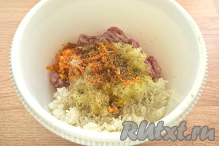 По вкусу солим содержимое миски, добавляем любимые специи (я использовала чёрный молотый перец и универсальную приправу для мясных блюд).
