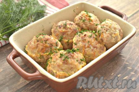 Сочные, очень вкусные и аппетитные тефтели, приготовленные с фаршем и кабачком, достаём из духовки, раскладываем по тарелкам и, дополнив гарниром или салатом, подаём к столу. Обязательно приготовьте это блюдо для своей семьи!