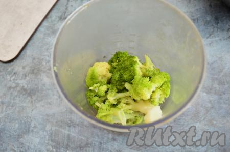 Пюрировать брокколи погружным блендером до однородности.