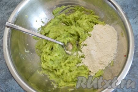 Затем начать частями добавлять муку, каждый раз тщательно вмешивая её в тесто из брокколи и кабачка.