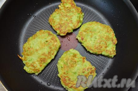 Затем переложить готовые овощные оладушки на тарелку. Постепенно пожарить все оладьи (у меня получилось 13 штук).